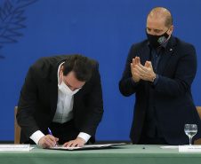 Curitiba-09-10-2020 - O governador Carlos Massa Ratinho Junior e o ministro da Cidadania, Onyx Lorenzoni, anunciam nesta sexta-feira mais um milhão e 800 mil reais para o Programa de Aquisição de Alimentos. A ação beneficia milhares de agricultores familiares locais e pessoas que se encontram em situação de vulnerabilidade social. Dos 399 municípios do Estado, 118 executam o PAA - Foto : Jonathan Campos / AEN