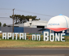 FEITO NO PARANA - Apucarana Capital do Bone.Conhecida e reconhecida como a capital nacional do boné, a cidade de Apucarana fica no norte do Paraná  concentra de 70% a 80% de toda a produção de bonés no Brasil. A produção de bonés é responsável pela grande parte da geração de empregos diretos e indiretos neste polo.05/10/2020 - Foto: Geraldo Bubniak/AEN