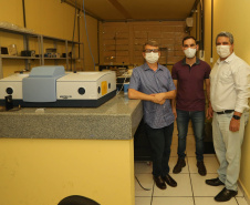A Universidade Estadual de Maringá (UEM) anunciou a implantação do novo curso de Física Médica, no Câmpus de Goioerê, com oferta 40 vagas, com duração de quatro anos.   Na foto, Ronaldo Celso Viscovini, coordenador-adjunto do curso de Física , Robson Ferrari Muniz, coordenador curso de Físicae o diretor do campus,  Gilson dos Santos Croscato.15/10/2020 - Foto: Geraldo Bubniak/AEN