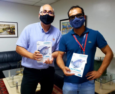 O cuidado com animais marinhos que vivem na área dos portos de Paranaguá e Antonina é o tema de uma nova campanha da Portos do Paraná. A empresa pública, em conjunto com a Cia Ambiental, desenvolveu uma cartilha para orientar embarcações sobre como agir ao encontrar grupos de botos-cinza durante a navegação.
