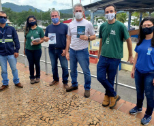 O cuidado com animais marinhos que vivem na área dos portos de Paranaguá e Antonina é o tema de uma nova campanha da Portos do Paraná. A empresa pública, em conjunto com a Cia Ambiental, desenvolveu uma cartilha para orientar embarcações sobre como agir ao encontrar grupos de botos-cinza durante a navegação.