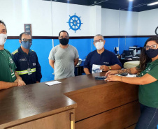 O cuidado com animais marinhos que vivem na área dos portos de Paranaguá e Antonina é o tema de uma nova campanha da Portos do Paraná. A empresa pública, em conjunto com a Cia Ambiental, desenvolveu uma cartilha para orientar embarcações sobre como agir ao encontrar grupos de botos-cinza durante a navegação.