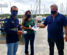 O cuidado com animais marinhos que vivem na área dos portos de Paranaguá e Antonina é o tema de uma nova campanha da Portos do Paraná. A empresa pública, em conjunto com a Cia Ambiental, desenvolveu uma cartilha para orientar embarcações sobre como agir ao encontrar grupos de botos-cinza durante a navegação.