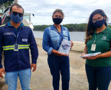 O cuidado com animais marinhos que vivem na área dos portos de Paranaguá e Antonina é o tema de uma nova campanha da Portos do Paraná. A empresa pública, em conjunto com a Cia Ambiental, desenvolveu uma cartilha para orientar embarcações sobre como agir ao encontrar grupos de botos-cinza durante a navegação.