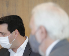 O Paraná vai ampliar as movimentações de granéis sólidos (fertilizantes nitrogenados, fosfatados e potássio) por meio do Porto de Antonina. O governador Carlos Massa Ratinho Junior assinou nesta terça-feira (27), em cerimônia no Palácio Iguaçu, protocolo de intenções com a Interbulk S.A, que prevê a adesão da empresa ao programa de benefícios fiscais do Estado.   Foto : Jonathan Campos / AEN