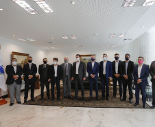 O Paraná vai ampliar as movimentações de granéis sólidos (fertilizantes nitrogenados, fosfatados e potássio) por meio do Porto de Antonina. O governador Carlos Massa Ratinho Junior assinou nesta terça-feira (27), em cerimônia no Palácio Iguaçu, protocolo de intenções com a Interbulk S.A, que prevê a adesão da empresa ao programa de benefícios fiscais do Estado.   Foto : Jonathan Campos / AEN