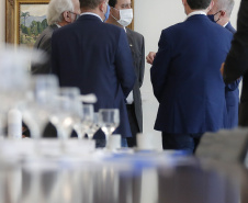 O Paraná vai ampliar as movimentações de granéis sólidos (fertilizantes nitrogenados, fosfatados e potássio) por meio do Porto de Antonina. O governador Carlos Massa Ratinho Junior assinou nesta terça-feira (27), em cerimônia no Palácio Iguaçu, protocolo de intenções com a Interbulk S.A, que prevê a adesão da empresa ao programa de benefícios fiscais do Estado.   Foto : Jonathan Campos / AEN