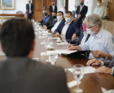 O Paraná vai ampliar as movimentações de granéis sólidos (fertilizantes nitrogenados, fosfatados e potássio) por meio do Porto de Antonina. O governador Carlos Massa Ratinho Junior assinou nesta terça-feira (27), em cerimônia no Palácio Iguaçu, protocolo de intenções com a Interbulk S.A, que prevê a adesão da empresa ao programa de benefícios fiscais do Estado.   Foto : Jonathan Campos / AEN