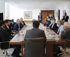O Paraná vai ampliar as movimentações de granéis sólidos (fertilizantes nitrogenados, fosfatados e potássio) por meio do Porto de Antonina. O governador Carlos Massa Ratinho Junior assinou nesta terça-feira (27), em cerimônia no Palácio Iguaçu, protocolo de intenções com a Interbulk S.A, que prevê a adesão da empresa ao programa de benefícios fiscais do Estado.   Foto : Jonathan Campos / AEN
