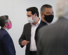 O Paraná vai ampliar as movimentações de granéis sólidos (fertilizantes nitrogenados, fosfatados e potássio) por meio do Porto de Antonina. O governador Carlos Massa Ratinho Junior assinou nesta terça-feira (27), em cerimônia no Palácio Iguaçu, protocolo de intenções com a Interbulk S.A, que prevê a adesão da empresa ao programa de benefícios fiscais do Estado.   Foto : Jonathan Campos / AEN