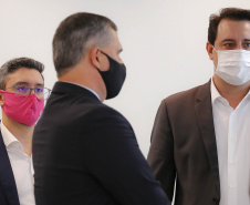 O Paraná vai ampliar as movimentações de granéis sólidos (fertilizantes nitrogenados, fosfatados e potássio) por meio do Porto de Antonina. O governador Carlos Massa Ratinho Junior assinou nesta terça-feira (27), em cerimônia no Palácio Iguaçu, protocolo de intenções com a Interbulk S.A, que prevê a adesão da empresa ao programa de benefícios fiscais do Estado.   Foto : Jonathan Campos / AEN