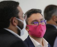 O Paraná vai ampliar as movimentações de granéis sólidos (fertilizantes nitrogenados, fosfatados e potássio) por meio do Porto de Antonina. O governador Carlos Massa Ratinho Junior assinou nesta terça-feira (27), em cerimônia no Palácio Iguaçu, protocolo de intenções com a Interbulk S.A, que prevê a adesão da empresa ao programa de benefícios fiscais do Estado.   Foto : Jonathan Campos / AEN