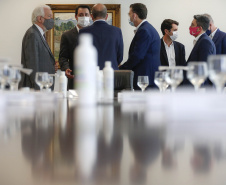 O Paraná vai ampliar as movimentações de granéis sólidos (fertilizantes nitrogenados, fosfatados e potássio) por meio do Porto de Antonina. O governador Carlos Massa Ratinho Junior assinou nesta terça-feira (27), em cerimônia no Palácio Iguaçu, protocolo de intenções com a Interbulk S.A, que prevê a adesão da empresa ao programa de benefícios fiscais do Estado.   Foto : Jonathan Campos / AEN