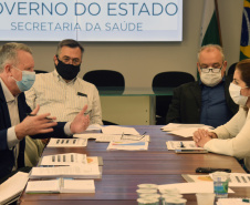 O Programa de Qualificação para os Consórcios Intermunicipais de Saúde (CIS) foi o tema da reunião realizada nesta terça-feira (27), em Curitiba. O encontro reuniu o secretário de Estado da Saúde, Beto Preto, e representantes do Conselho de Secretários Municipais de Saúde (Cosems) e da Associação dos Consórcios e Associações Intermunicipais de Saúde do Paraná (Acispar).Foto: Américo Antonio/SESA