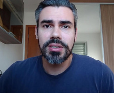 O professor Sylvio Barbon Júnior, do Departamento de Computação, explica que a funcionalidade do chat é bem simples. O usuário envia uma pergunta escrita ou por áudio e, em segundos, a inteligência artificial do programa interpreta a mensagem, acessa bancos de dados oficiais e fornece a resposta. Após seis meses de criação, a média de atendimentos é de 30 por dia. Foto:UEL