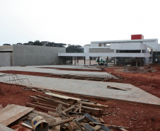 O quadrado perfeito da estrutura física da Escola de Formação dos Bombeiros, tal qual um Mondrian (pintor neerlandês modernista), é o que ajuda a explicar a dimensão do projeto que está sendo executado dentro da Academia Policial Militar do Guatupê, em São José dos Pinhais, na Região Metropolitana de Curitiba. Foto: Ari dias/AEN.