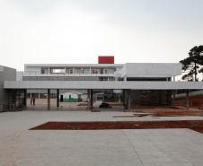 O quadrado perfeito da estrutura física da Escola de Formação dos Bombeiros, tal qual um Mondrian (pintor neerlandês modernista), é o que ajuda a explicar a dimensão do projeto que está sendo executado dentro da Academia Policial Militar do Guatupê, em São José dos Pinhais, na Região Metropolitana de Curitiba. Foto: Ari dias/AEN.