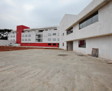 O quadrado perfeito da estrutura física da Escola de Formação dos Bombeiros, tal qual um Mondrian (pintor neerlandês modernista), é o que ajuda a explicar a dimensão do projeto que está sendo executado dentro da Academia Policial Militar do Guatupê, em São José dos Pinhais, na Região Metropolitana de Curitiba. Foto: Ari dias/AEN.