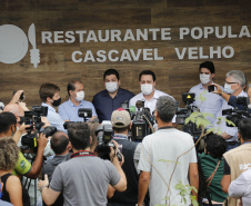 Na inauguração do Restaurante Popular Tiago de Amorim Novaes, nesta quinta-feira (29), o governador Carlos Massa Ratinho Junior destacou que o Estado tem como meta disponibilizar alimentação adequada e balanceada às populações vulneráveis, auxiliando no combate à insegurança alimentar, e que esse novo espaço será fundamental para auxiliar os cascavelenses mais humildes no pós-pandemia.