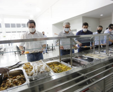 Na inauguração do Restaurante Popular Tiago de Amorim Novaes, nesta quinta-feira (29), o governador Carlos Massa Ratinho Junior destacou que o Estado tem como meta disponibilizar alimentação adequada e balanceada às populações vulneráveis, auxiliando no combate à insegurança alimentar, e que esse novo espaço será fundamental para auxiliar os cascavelenses mais humildes no pós-pandemia.