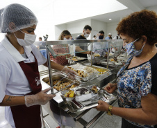 Na inauguração do Restaurante Popular Tiago de Amorim Novaes, nesta quinta-feira (29), o governador Carlos Massa Ratinho Junior destacou que o Estado tem como meta disponibilizar alimentação adequada e balanceada às populações vulneráveis, auxiliando no combate à insegurança alimentar, e que esse novo espaço será fundamental para auxiliar os cascavelenses mais humildes no pós-pandemia.