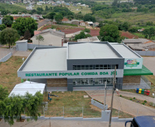 Na inauguração do Restaurante Popular Tiago de Amorim Novaes, nesta quinta-feira (29), o governador Carlos Massa Ratinho Junior destacou que o Estado tem como meta disponibilizar alimentação adequada e balanceada às populações vulneráveis, auxiliando no combate à insegurança alimentar, e que esse novo espaço será fundamental para auxiliar os cascavelenses mais humildes no pós-pandemia.