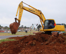 O governador Carlos Massa Ratinho Junior vistoriou nesta quinta-feira (29) as obras de modernização do Trevo Cataratas, em Cascavel, no Oeste do Estado. As máquinas começaram a operar nesta semana em uma das vias marginais, no sentido Corbélia, na primeira etapa da modernização do entroncamento rodoviário.