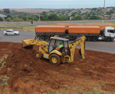 O governador Carlos Massa Ratinho Junior vistoriou nesta quinta-feira (29) as obras de modernização do Trevo Cataratas, em Cascavel, no Oeste do Estado. As máquinas começaram a operar nesta semana em uma das vias marginais, no sentido Corbélia, na primeira etapa da modernização do entroncamento rodoviário.