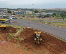 O governador Carlos Massa Ratinho Junior vistoriou nesta quinta-feira (29) as obras de modernização do Trevo Cataratas, em Cascavel, no Oeste do Estado. As máquinas começaram a operar nesta semana em uma das vias marginais, no sentido Corbélia, na primeira etapa da modernização do entroncamento rodoviário.