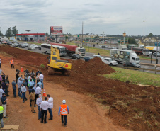 O governador Carlos Massa Ratinho Junior vistoriou nesta quinta-feira (29) as obras de modernização do Trevo Cataratas, em Cascavel, no Oeste do Estado. As máquinas começaram a operar nesta semana em uma das vias marginais, no sentido Corbélia, na primeira etapa da modernização do entroncamento rodoviário.