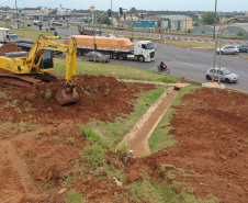 O governador Carlos Massa Ratinho Junior vistoriou nesta quinta-feira (29) as obras de modernização do Trevo Cataratas, em Cascavel, no Oeste do Estado. As máquinas começaram a operar nesta semana em uma das vias marginais, no sentido Corbélia, na primeira etapa da modernização do entroncamento rodoviário.