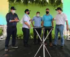 O governador Carlos Massa Ratinho Junior participa nesta quinta-feira (29) da inauguração da usina híbrida EnerDinBo, em Ouro Verde do Oeste. A geradora utilizará a luz do sol e dejetos da suinocultura para produzir energia elétrica. O investimento privado foi de R$ 12 milhões.Ouro Verde do Oeste, 29/10/2020 - Foto: Geraldo Bubniak/AEN