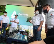 O governador Carlos Massa Ratinho Junior participa nesta quinta-feira (29) da inauguração da usina híbrida EnerDinBo, em Ouro Verde do Oeste. A geradora utilizará a luz do sol e dejetos da suinocultura para produzir energia elétrica. O investimento privado foi de R$ 12 milhões.Ouro Verde do Oeste, 29/10/2020 - Foto: Geraldo Bubniak/AEN