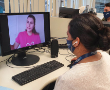 Para encerrar as atividades alusivas ao Outubro Rosa, as funcionárias da Portos do Paraná participaram nesta quinta-feira (29) de uma palestra sobre o câncer de mama. O encontro online reuniu colaboradoras e estagiárias da empresa pública para conversar sobre o tema com a diretora-geral do Instituto Peito Aberto, Fabiana Parro. Foto: Portos do Paraná