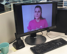 Para encerrar as atividades alusivas ao Outubro Rosa, as funcionárias da Portos do Paraná participaram nesta quinta-feira (29) de uma palestra sobre o câncer de mama. O encontro online reuniu colaboradoras e estagiárias da empresa pública para conversar sobre o tema com a diretora-geral do Instituto Peito Aberto, Fabiana Parro. Foto: Portos do Paraná