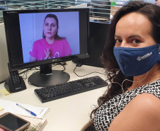 Para encerrar as atividades alusivas ao Outubro Rosa, as funcionárias da Portos do Paraná participaram nesta quinta-feira (29) de uma palestra sobre o câncer de mama. O encontro online reuniu colaboradoras e estagiárias da empresa pública para conversar sobre o tema com a diretora-geral do Instituto Peito Aberto, Fabiana Parro. Foto: Portos do Paraná