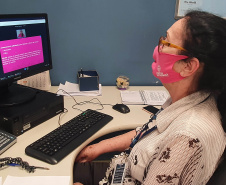 Para encerrar as atividades alusivas ao Outubro Rosa, as funcionárias da Portos do Paraná participaram nesta quinta-feira (29) de uma palestra sobre o câncer de mama. O encontro online reuniu colaboradoras e estagiárias da empresa pública para conversar sobre o tema com a diretora-geral do Instituto Peito Aberto, Fabiana Parro. Foto: Portos do Paraná