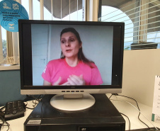 Para encerrar as atividades alusivas ao Outubro Rosa, as funcionárias da Portos do Paraná participaram nesta quinta-feira (29) de uma palestra sobre o câncer de mama. O encontro online reuniu colaboradoras e estagiárias da empresa pública para conversar sobre o tema com a diretora-geral do Instituto Peito Aberto, Fabiana Parro. Foto: Portos do Paraná