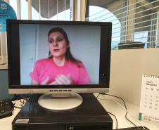 Para encerrar as atividades alusivas ao Outubro Rosa, as funcionárias da Portos do Paraná participaram nesta quinta-feira (29) de uma palestra sobre o câncer de mama. O encontro online reuniu colaboradoras e estagiárias da empresa pública para conversar sobre o tema com a diretora-geral do Instituto Peito Aberto, Fabiana Parro. Foto: Portos do Paraná
