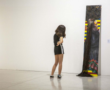 Neste sábado, dia 31/10, o Museu Oscar Niemeyer (MON) inaugura mais duas novas exposições: “A Violência sob a Delicadeza”, da artista visual Vera Martins, e “Gente no MON”, do fotógrafo Dico Kremer: 