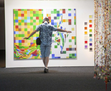 Neste sábado, dia 31/10, o Museu Oscar Niemeyer (MON) inaugura mais duas novas exposições: “A Violência sob a Delicadeza”, da artista visual Vera Martins, e “Gente no MON”, do fotógrafo Dico Kremer: 