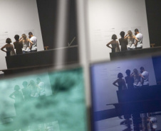 Neste sábado, dia 31/10, o Museu Oscar Niemeyer (MON) inaugura mais duas novas exposições: “A Violência sob a Delicadeza”, da artista visual Vera Martins, e “Gente no MON”, do fotógrafo Dico Kremer: 