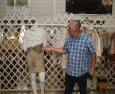 FEITO NO PARANA - Casulo Feliz empresa de Maringa que produz  fio de seda  de forma manual, aproveitando os casulos impróprios para a indústria e também reciclando os subprodutos dessa mesma matéria-prima. Na foto, Gustavo Rocha, fundador da empresa O Casulo Feliz. 07/10/2020 - Foto: Geraldo Bubniak/AEN