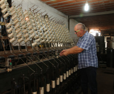 FEITO NO PARANA - Casulo Feliz empresa de Maringa que produz  fio de seda  de forma manual, aproveitando os casulos impróprios para a indústria e também reciclando os subprodutos dessa mesma matéria-prima. Na foto, Gustavo Rocha, fundador da empresa O Casulo Feliz. 07/10/2020 - Foto: Geraldo Bubniak/AEN