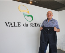 FEITO NO PARANA - Vale da Seda é um dos pólos de produção de vestuário no Brasil resultado de esforços conjuntos entre empresas privadas, universidades estaduais e sindicatos estão tornando possível a produção de artigos de seda, comercializados sob a marca coletiva Vale da Seda, que oferece garantia de origem, composição, qualidade e compromisso com o desenvolvimento regional sustentável