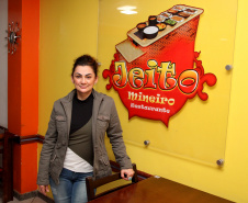 Segundo Maria Lopes Bonamigo, uma das proprietárias do Jeito Mineiro, o crédito
ajudou a criar uma nova linha de produtos congelados, que será vendida em mercados e

também pela internet.Foto: Ari Dias/AEN