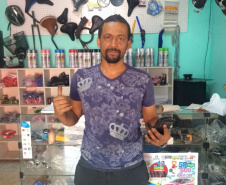 Um dos microempreendedores beneficiados com o crédito da Fomento Paraná nesse
período é Nelci Alves Correia, morador de Foz do Iguaçu, onde mantém uma oficina de
bicicletas e também vende acessórios. Foto: Fomento Paraná