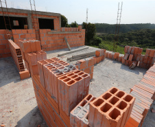 Construção das 157 casas na Vila Zezo em Imbituva,  o local passará por ação completa de regularização fundiária, com demarcação dos lotes individualizados e entrega de títulos de propriedade aos moradores. Também serão feitas obras de infraestrutura complementar para urbanização completa da região.13/10/2020 - Foto: Geraldo Bubniak/AEN