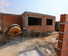 Construção das 157 casas na Vila Zezo em Imbituva,  o local passará por ação completa de regularização fundiária, com demarcação dos lotes individualizados e entrega de títulos de propriedade aos moradores. Também serão feitas obras de infraestrutura complementar para urbanização completa da região.13/10/2020 - Foto: Geraldo Bubniak/AEN