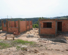 Construção das 157 casas na Vila Zezo em Imbituva,  o local passará por ação completa de regularização fundiária, com demarcação dos lotes individualizados e entrega de títulos de propriedade aos moradores. Também serão feitas obras de infraestrutura complementar para urbanização completa da região.13/10/2020 - Foto: Geraldo Bubniak/AEN